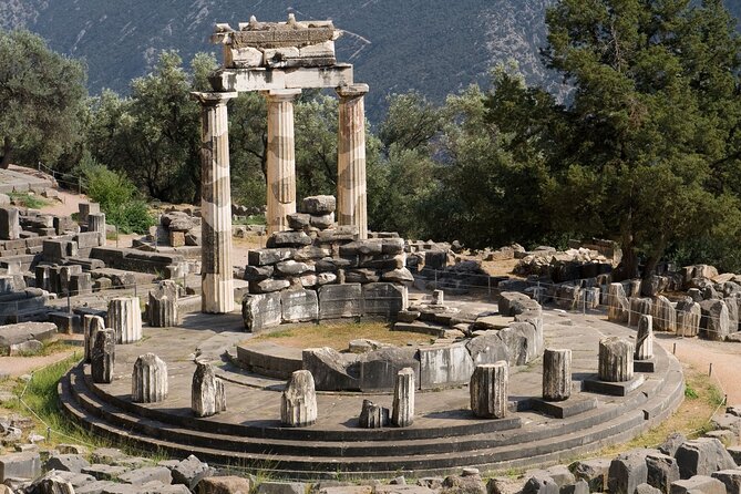 4day Spanish tour in Epidaurus Mycenae Olympia Delphi and Meteora - Day three: Delphi, Arachova, and the road to Kalambaka