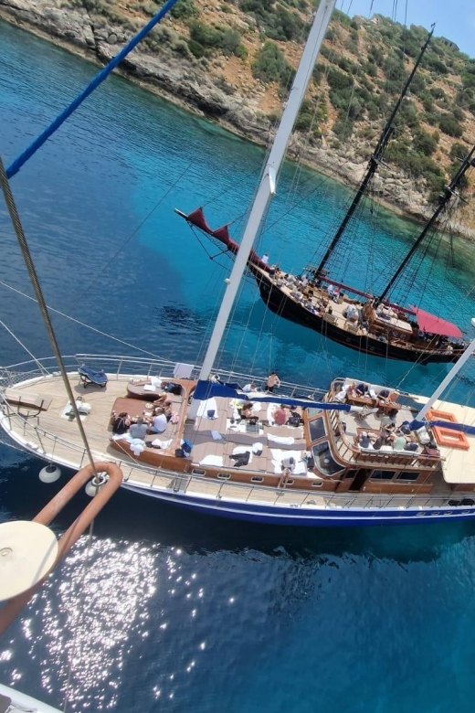 Athens: 3-Hour Sunset Cruise with Swim Stop, Snacks & Drinks - Music and the mood on Calypso