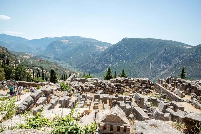 Athens: Delphi and Arachova Day Trip with Guide - Lunch, free time, and an important scheduling detail