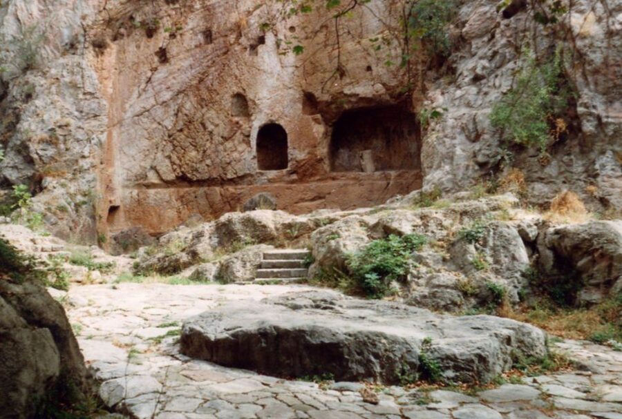 Athens: Delphi, Corycian Cave, and 300 Battlefield Day Trip - Delphi needs your best two hours