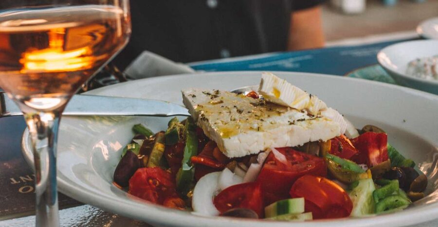 Athens: Evening Guided Walking Tour with Plaka & Dinner - Evening comfort, group size, and accessibility