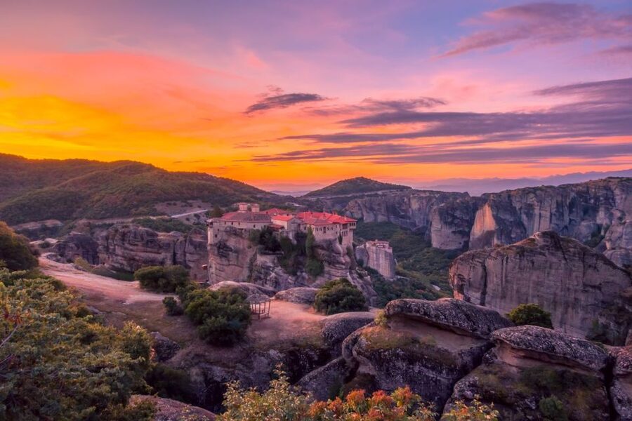 Athens: Meteora 2-Day Trip with Hotel, Sunset & Morning tour - Your second morning: hike or minibus?