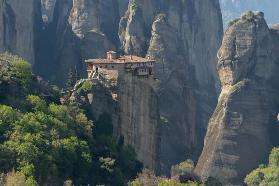 Athens: Meteora Monasteries Day Trip with Caves and Lunch - Entering three monasteries