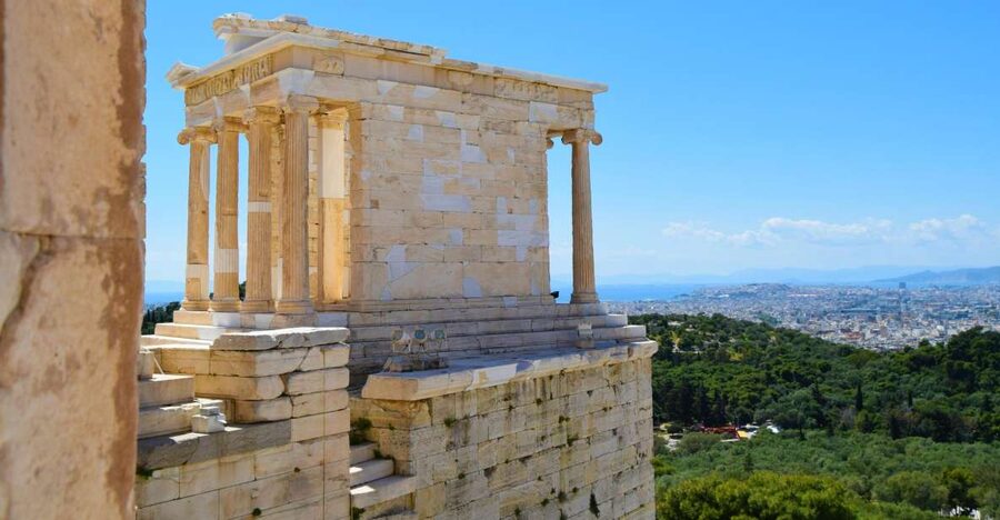 Athens: The Acropolis Guided Walking Tour in Dutch - Passing through the Propylaea
