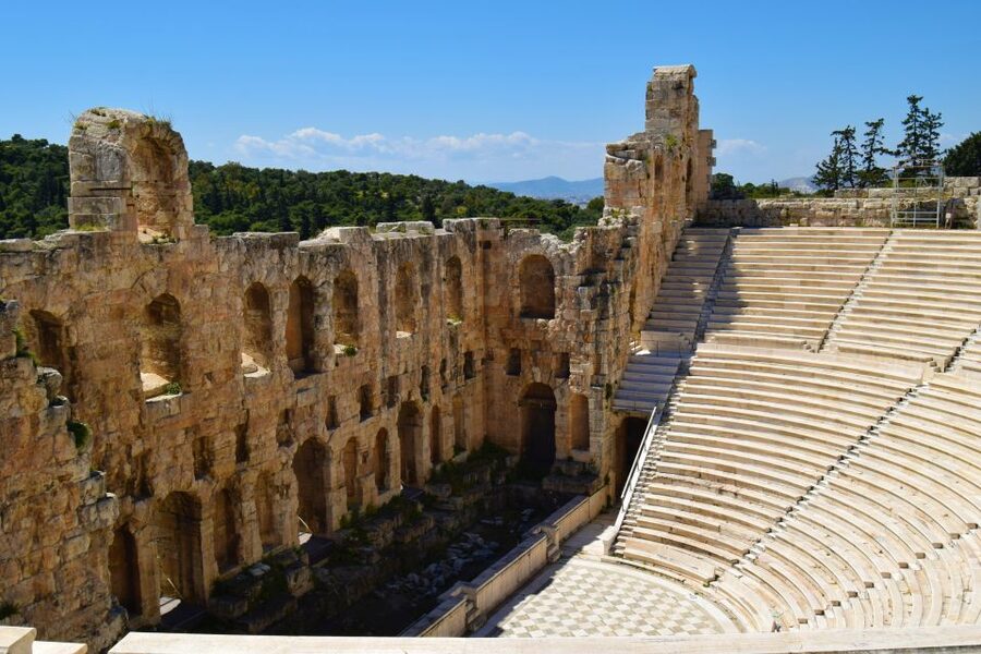 Athens: The Acropolis Guided Walking Tour in German - Passing through the Propylaea