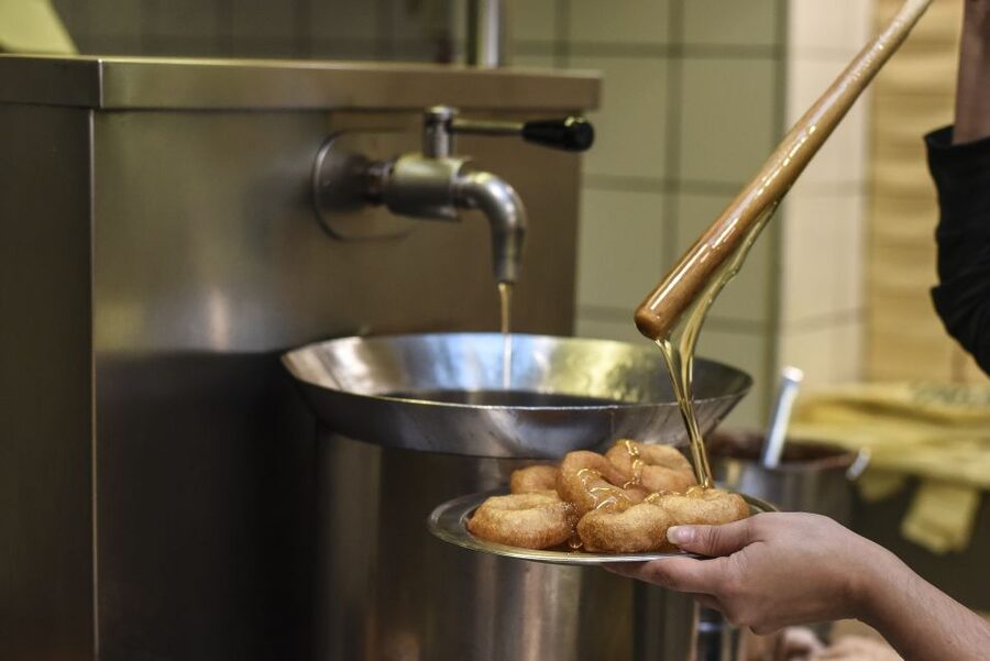 Athens: Ultimate Food Walking Tour with 15 Tastings - Why this food walk works so well in Athens