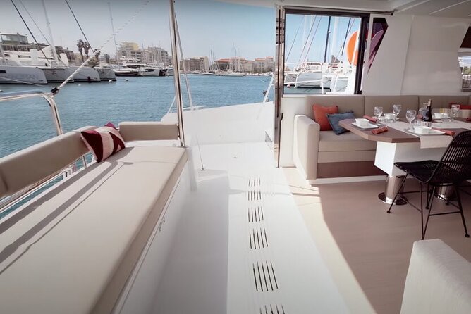 CATAMARAN Kleftiko Poliegos & Round of Milos Lunch with Openbar - Kalogries Beach starts the swimming day