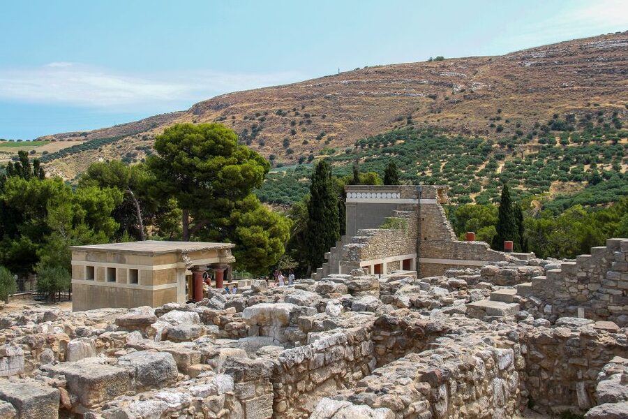 Crete: Knossos Palace & Heraklion Guided Tour - Walking into the Palace of Knossos