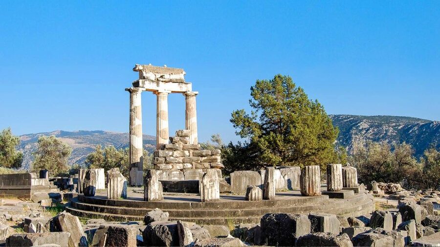 Delphi: Audiovisual self-guided tour with 3D models - The Charioteer and the Sphinx of Naxos