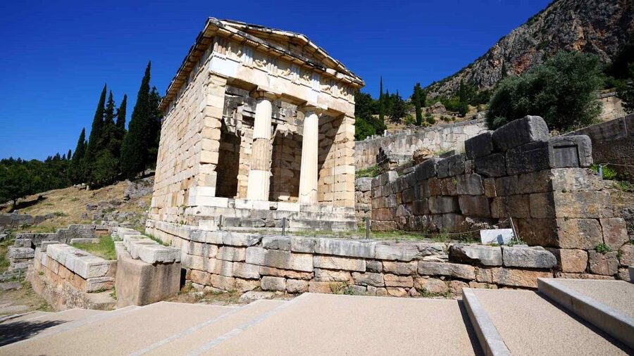 Delphi: Audiovisual self-guided tour with 3D models - How the 3D and 360-Degree Features Help