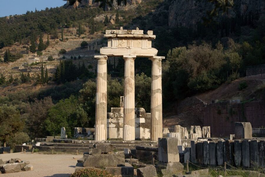 Delphi: Spanish guided one day tour - Walking through the ancient sanctuary