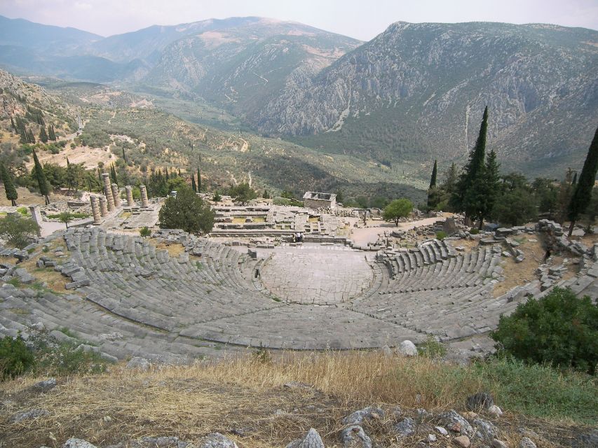 Delphi: Spanish guided one day tour - The Delphi Archaeological Museum and its famous charioteer