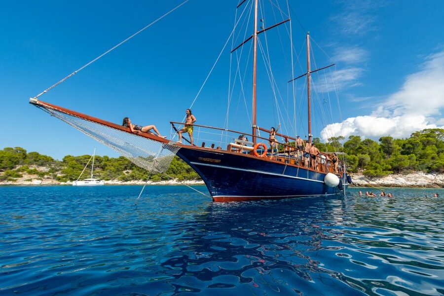 From Athens: Aegina, Agistri and Metopi Day Cruise w/ Lunch - The boat, deck space, and sailing time