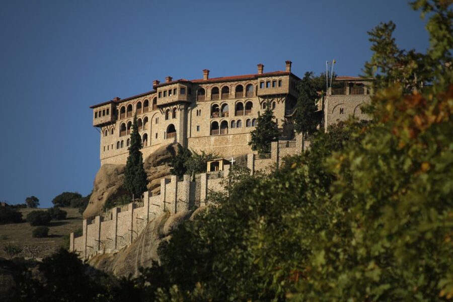 From Athens: Meteora Train Trip with Overnight Stay - Group size, guide quality, and the pace of the tour