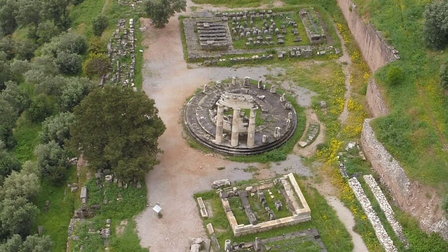 From Athens: Private Delphi and Thermopylae Guided Day Trip - Lunch above Itea, with time to slow down