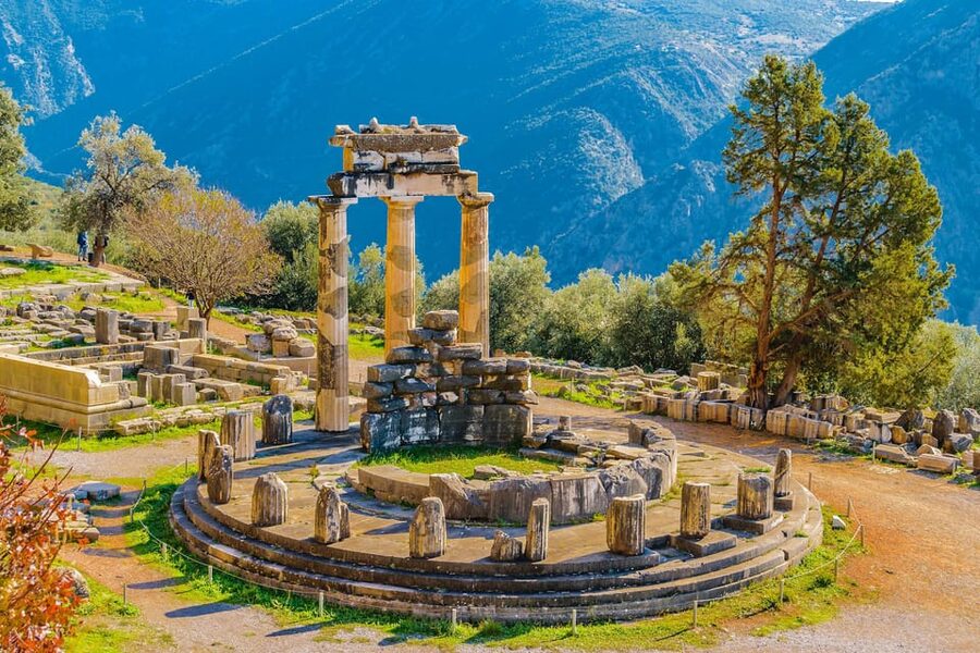 From Athens: Private Delphi and Thermopylae Guided Day Trip - Thermopylae and the memory of Leonidas