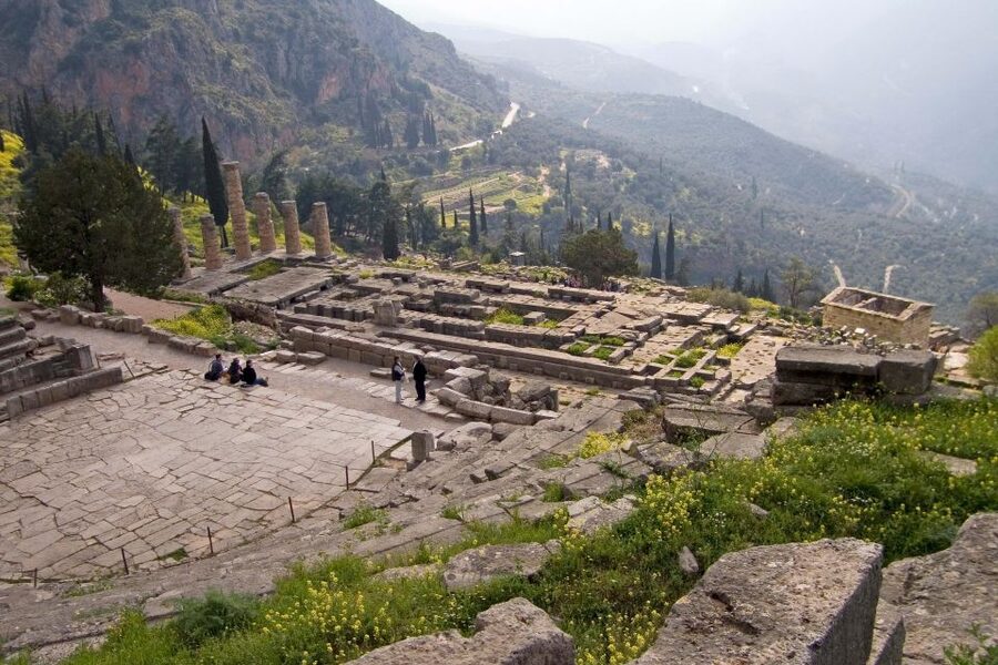 From Athens: Temple of Apollo and Oracle Delphi Day Trip - The road through Thebes and Boeotia