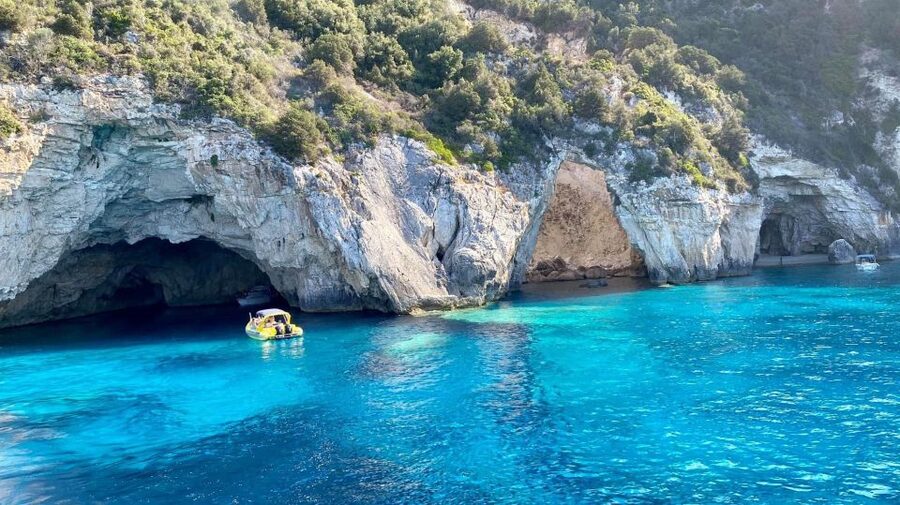 From Lefkimmi: Paxos, Antipaxos & Blue Caves Speedboat Tour - Pickup, parking, and the early start