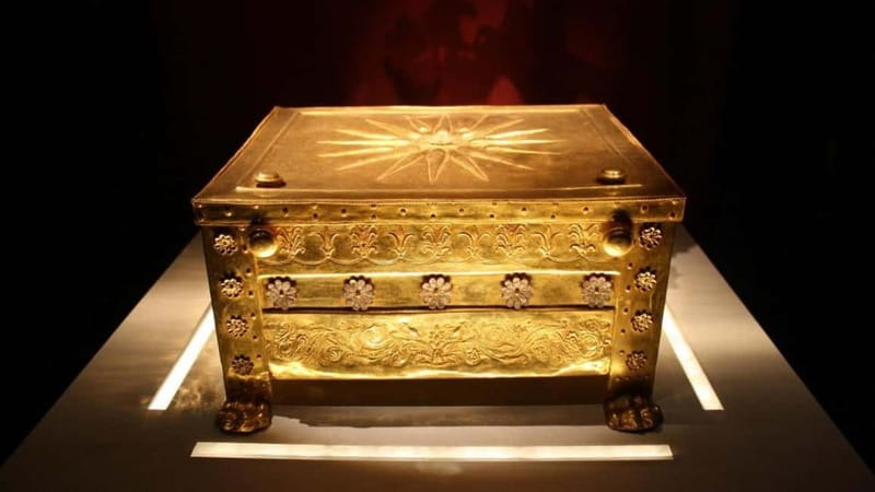 From Thessaloniki: Aigai Royal Tombs & Pella Museum Day Trip - What the guide adds between the sites