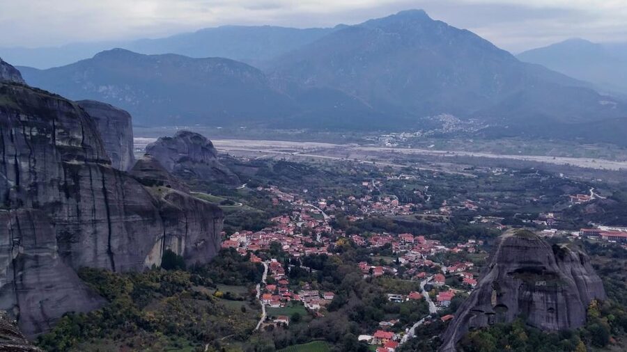 From Thessaloniki: Meteora Small Group Day Trip - Arriving below the cliffs in Kalambaka
