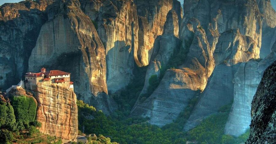 From Thessaloniki: Meteora Small Group Day Trip - A short pause in Kalambaka