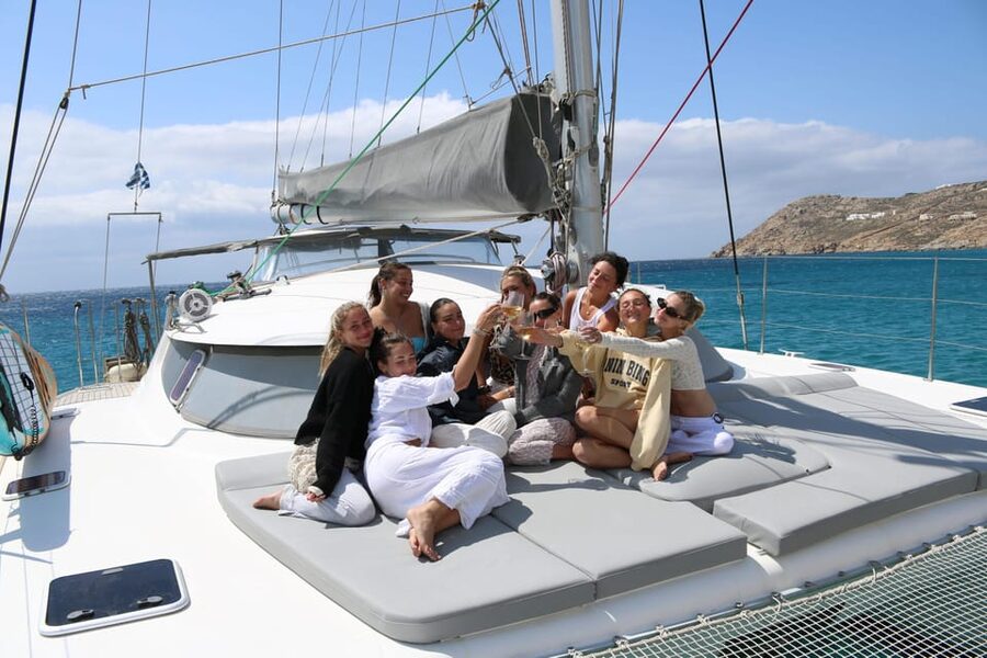 Heraklion: Dia Island Luxury Catamaran Cruise with Meal - Three hours and 45 minutes in Dia’s sheltered bay