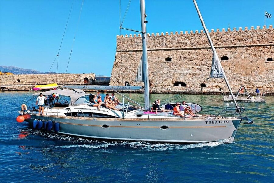 Heraklion: Dia Island Luxury Sailing Trip with Meal & Drinks - Who should book this sailing trip?
