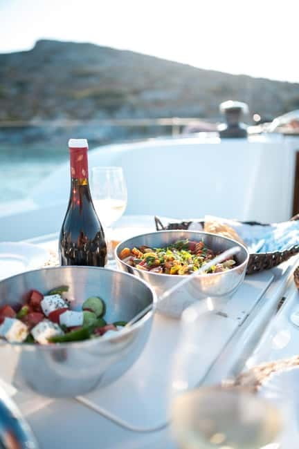 Heraklion: Dia Island Sunset Boat Tour with Dinner - What the small yacht format changes