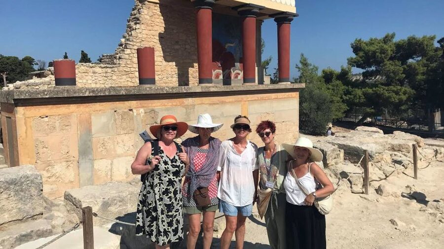 Heraklion: Knossos Private Guided Tour & Skip-the-Line Entry - Skipping the line and entering the palace
