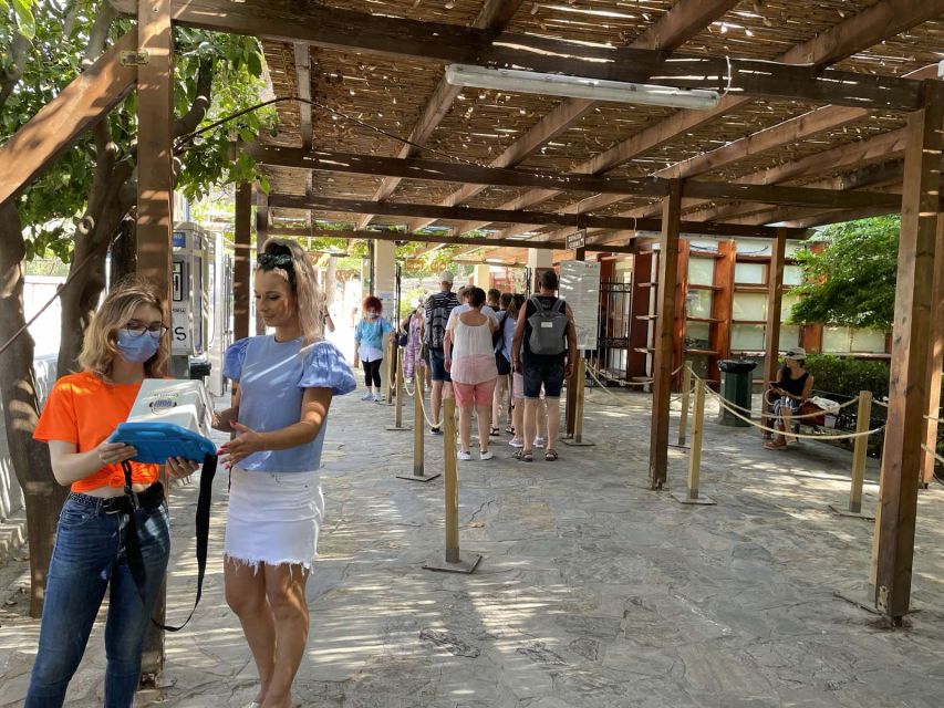 Heraklion: Palace of Knossos 3D Virtual Audio Tour by Tablet - Meeting the orange-shirted team at the palace entrance