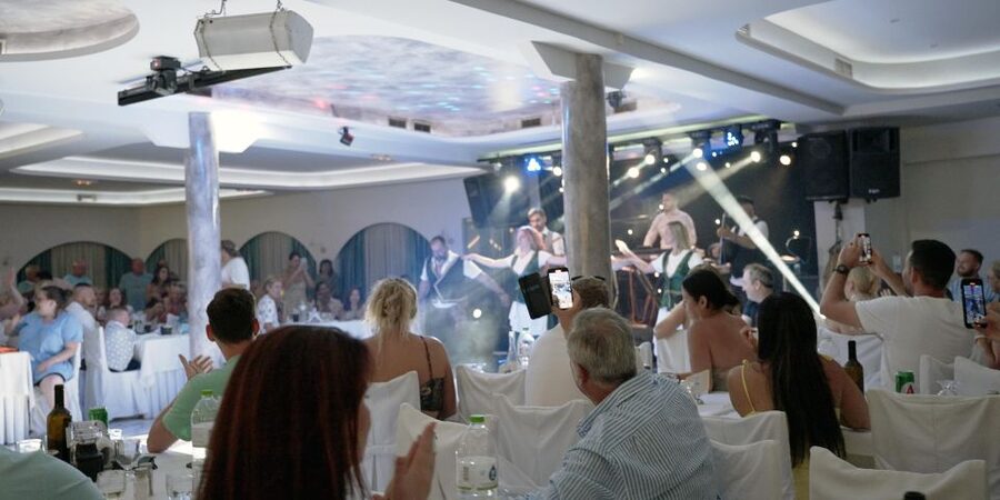 Kamari: Greek Show, Buffet Dinner, and Drinks at Dimitris - Who should book Dimitris Restaurant?