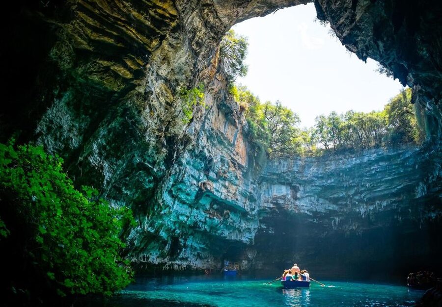 Kefalonia: Island Highlights Bus and Boat Tour with Lunch - Guides, transport, and the pace of the day