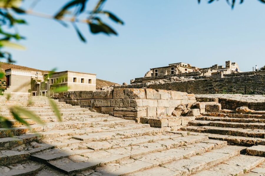 Knossos: Knossos Palace Skip-the-Line Guided Walking Tour - Walking through a 4,000-year-old palace