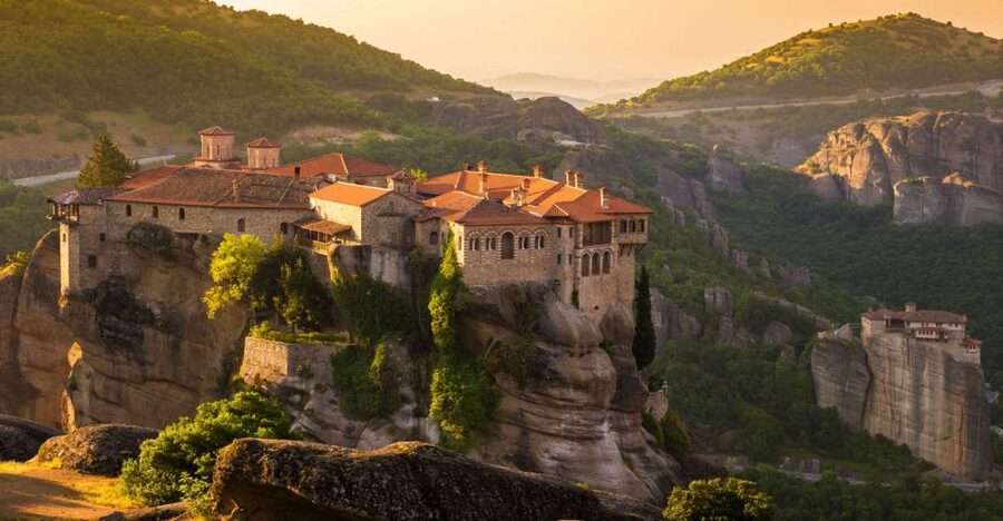 Meteora: Monasteries Tour, Lunch, and Athens Transfer Option - Lunch in Kalambaka before the cliffs