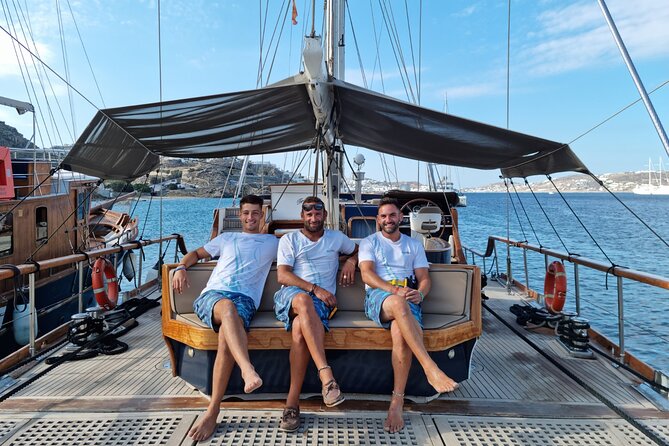 Mykonos Sail Cruise to Rhenia, Guided Tour of Delos, Lunch&Drinks - Lunch with wine on the yacht