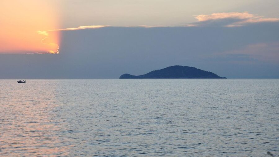 Neos Marmaras: Sunset West Sithonia Islets Sailboat Tour - Food, drink, and what to pack