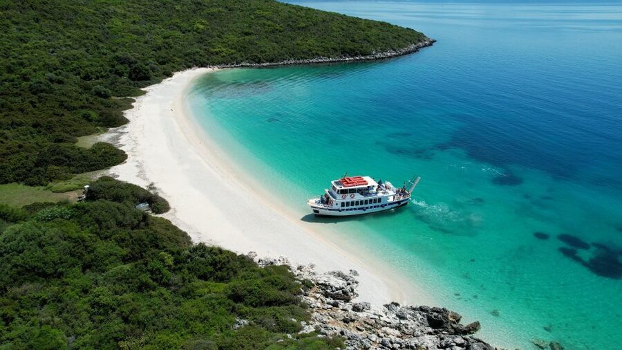 Nydri: Island Hopping Boat Cruise with Beach BBQ Lunch - The final swim near Skorpios