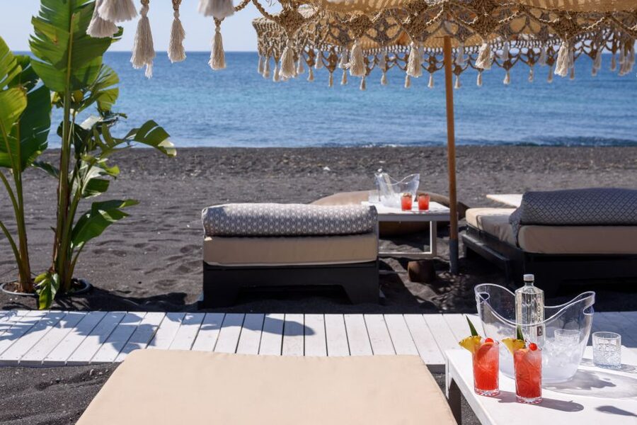 Perivolos Beach: Sun-Bed Experience FortyOne Bar Restaurant - Why the price can make sense