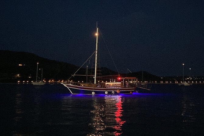 Queen Bee Sunset Cruise with Swim Stops and Dinner - Vardiani Island and the Sunset View