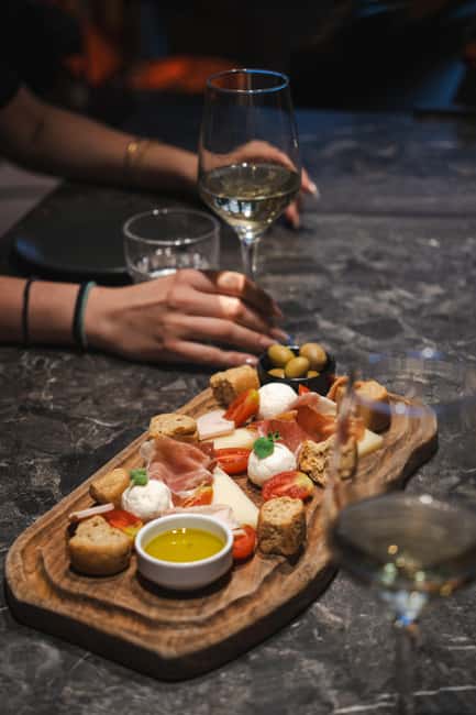Rethymno: Cretan Wine Tasting Guided Tour with Local Food - Five wines in the heart of Rethymno