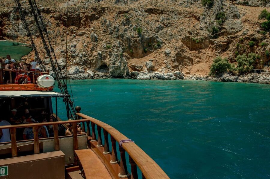 Rethymno: Mini Pirate Boat Cruise with Swimming Stop - What the snack and drinks really offer