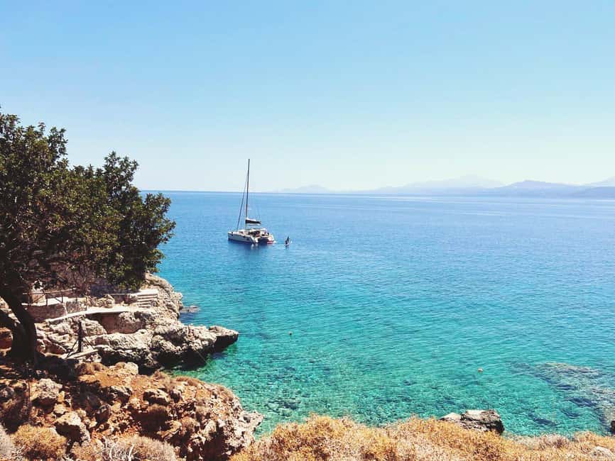 Rethymno: Sailing Catamaran Cruise with Meal & Drinks - A crew that pays attention