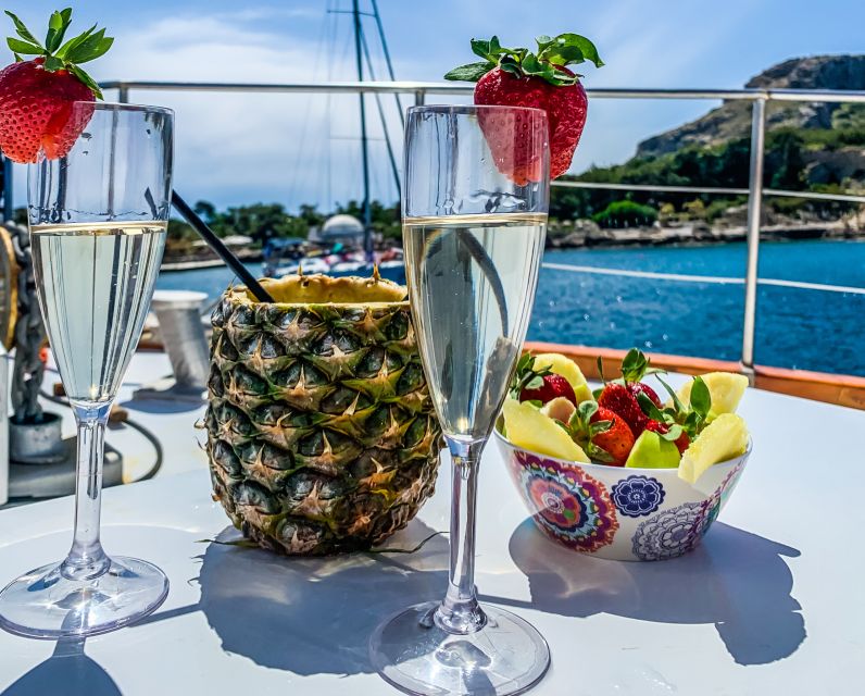 Rhodes: Cruise with 3 Stops, Lunch and Unlimited Drinks - Crew service and the onboard atmosphere