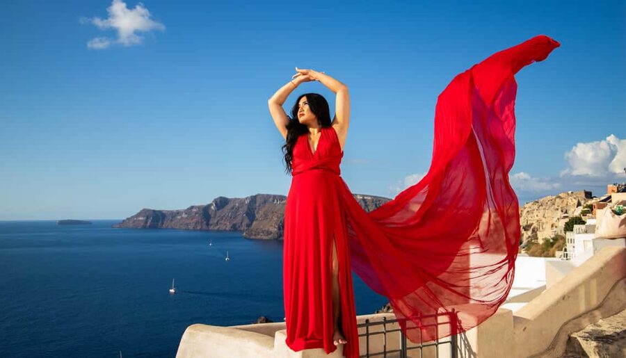 Santorini: 40-Minute Oia Photoshoot - Posing help for couples, families, and solo visitors