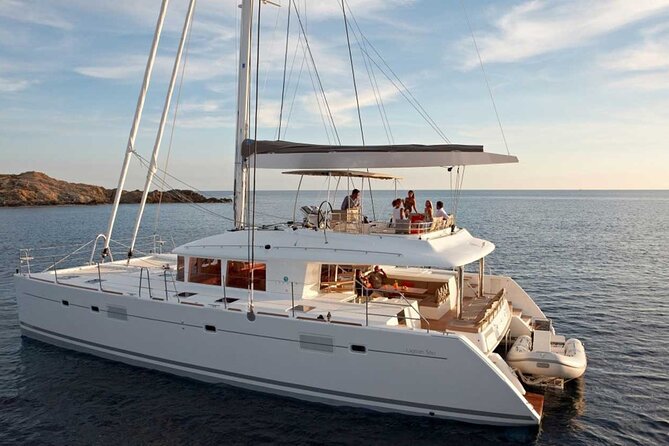 Santorini Catamaran Cruise with Greek Meal, Open-Bar and Sunset - Key points before you book