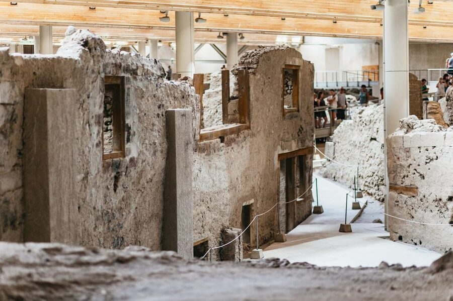 Santorini: Experience Akrotiri with a Licensed Tour Guide - Reconstructing the missing wall paintings