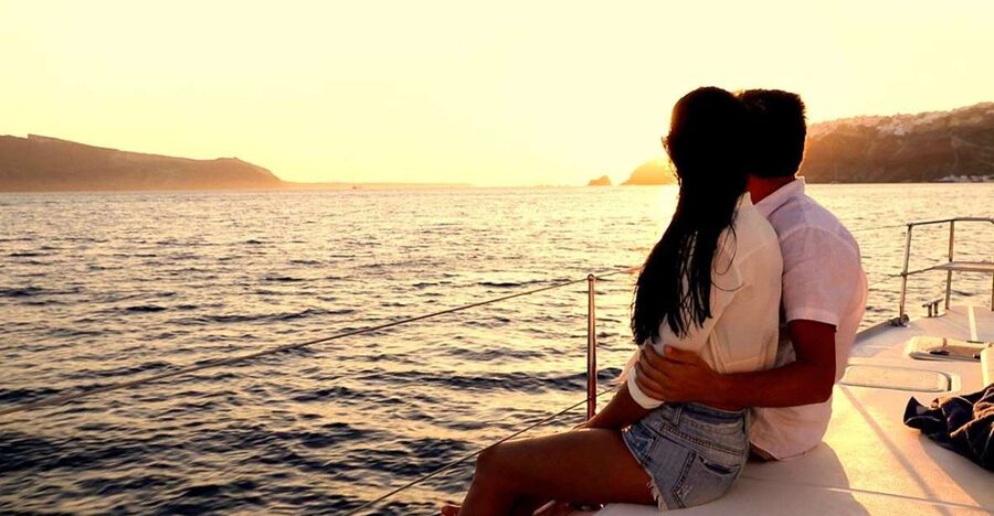 Santorini: Luxury Caldera Cruise with Full Greek Meal - Sailing toward Nea Kameni and the volcano