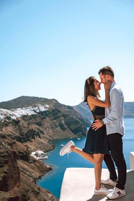 Santorini: Oia Private Couple Photoshoot with 35 Photos - What this Santorini photoshoot is really like