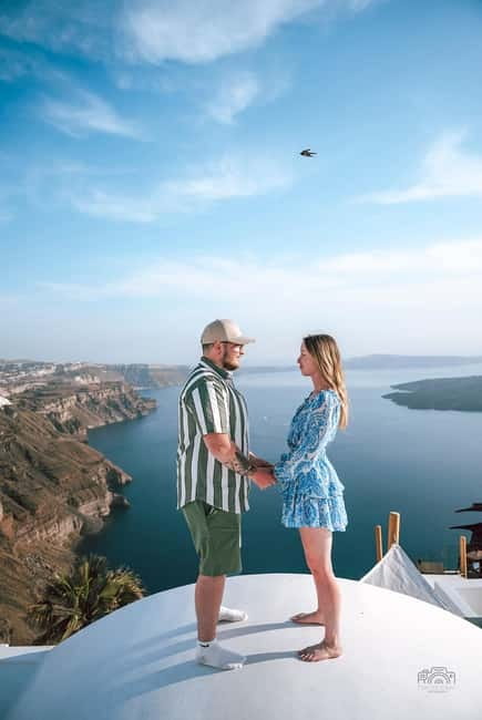 Santorini: Oia Private Couple Photoshoot with 35 Photos - How the private format changes the experience