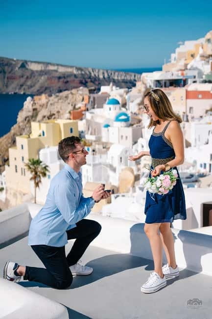 Santorini: Oia Private Couple Photoshoot with 35 Photos - Who will get the most from this experience